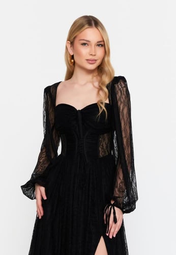 فستان طويل الأكمام، مصنوع من الدانتيل الفاخر