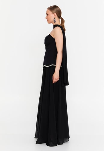 فستان سهرة أسود بدون أكتاف