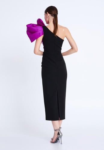 فستان سهرة متوسط الطول بتصميم كتف واحد ناعم ومرن