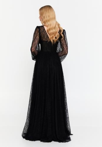 فستان طويل الأكمام، مصنوع من الدانتيل الفاخر