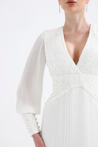 فستان سهرة شيفون مطرز بالأحجار وفتحة رقبة على شكل...