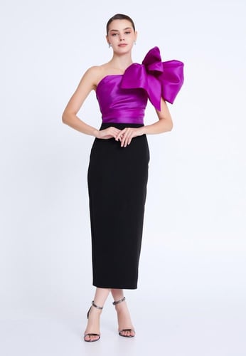 فستان سهرة متوسط الطول بتصميم كتف واحد ناعم ومرن