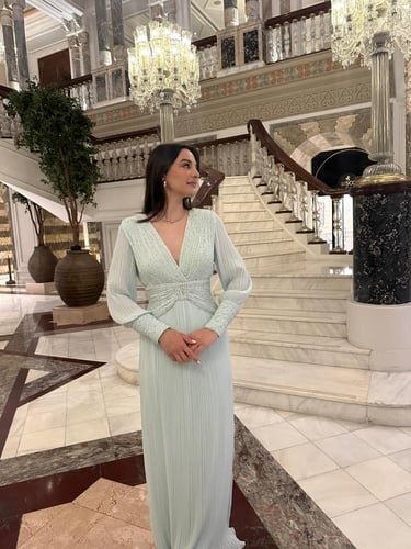 فستان سهرة شيفون مطرز بالأحجار وفتحة رقبة على شكل...