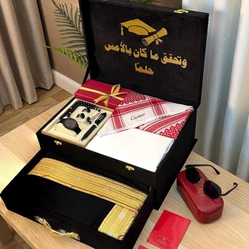 بوكس هدايا تخرج رجالي ملكي مع بشت وشماغ وساعة وطبا...