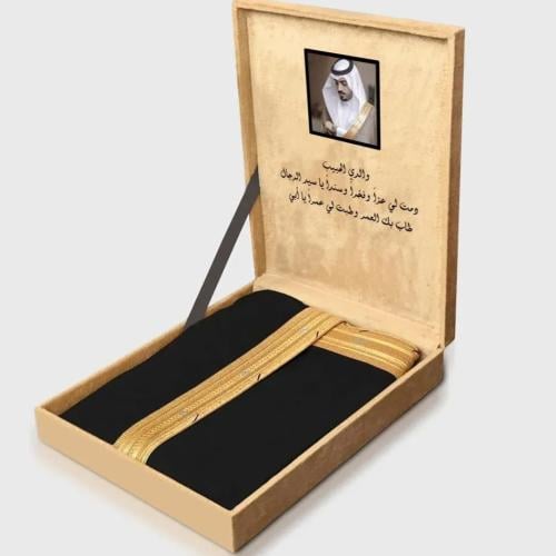 طقم إهداء ملكي يضم بشت حساوي فاخر داخل صندوق شمواه...