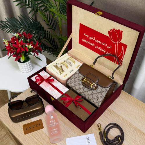 طقم إهداء نسائي فاخر مع حقيبة وساعة وعطر وطباعة عب...