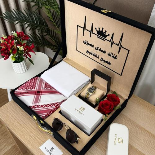 طقم رجالي راقي بإطلالة كلاسيك فاخرة
