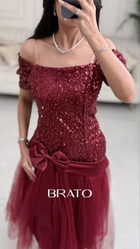 فستان برغندي قصير مرصع بالترتر