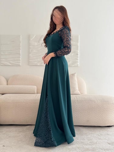 فستان زيتي زمردي بأكمام دانتيل فرنسي وقصة ملكية