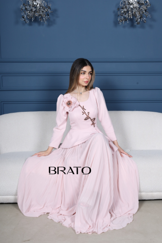 فستان لحمي بتطريز