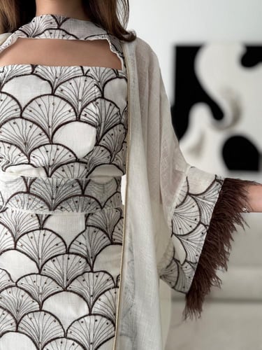 جلابية قطعتين بنقوش هندسية وتفاصيل الريش الفاخرة