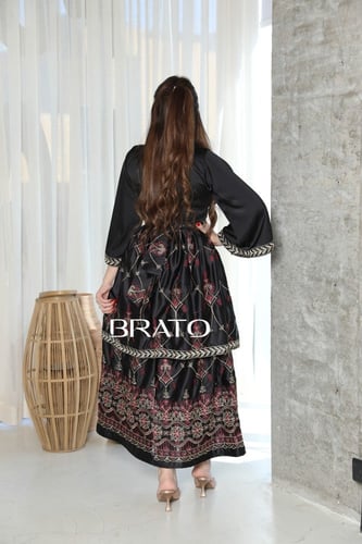 فستان طبقات بتطريز حديث