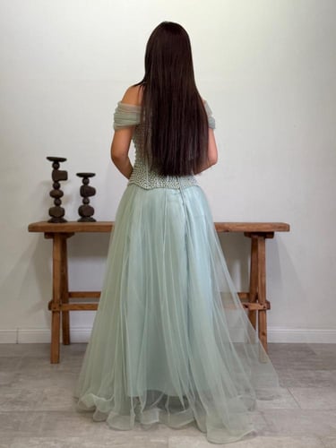 فستان سهرة تيفاني طويل بياقة مكشوفة