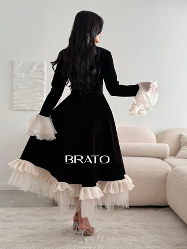 فستان مخمل أسود بأكمام كشكشة