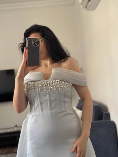 فستان سماوي بمشد مرصع بالكريستال