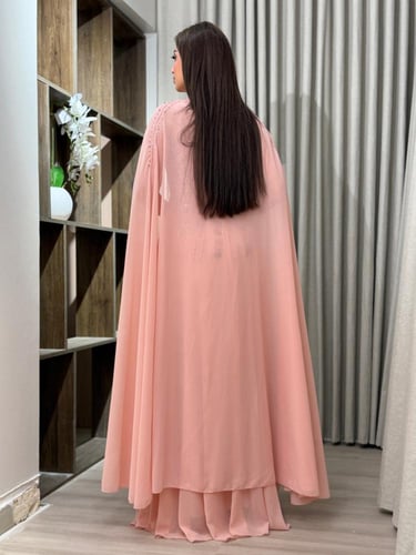 فستان سهرة وردي بتصميم الكاب وتطريز كريستال طولي