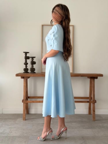 فستان ميدي سماوي بياقة دائرية وكاب قصير