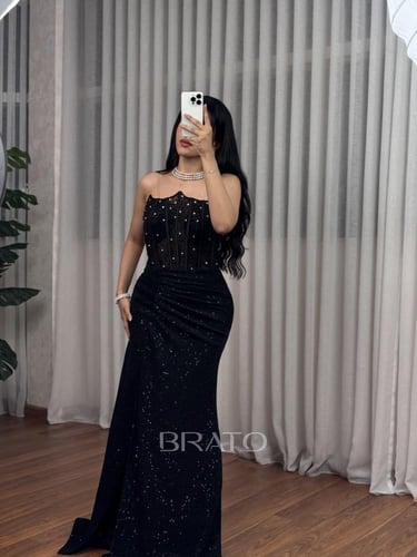 فستان أسود كورسيه شفاف مرصع باللؤلؤ