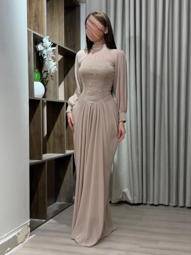 فستان سهرة نود بياقة عالية وأكمام طويلة