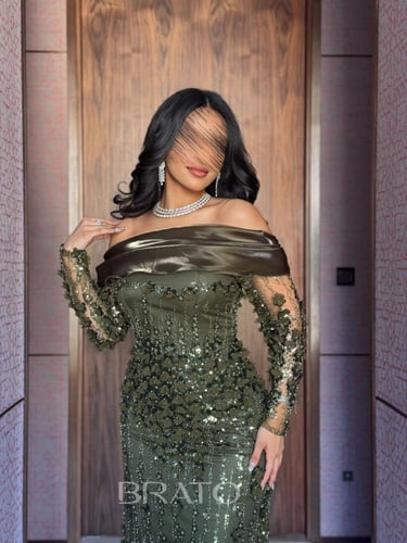 فستان زيتي مرصع بالكامل بتطريز بارز