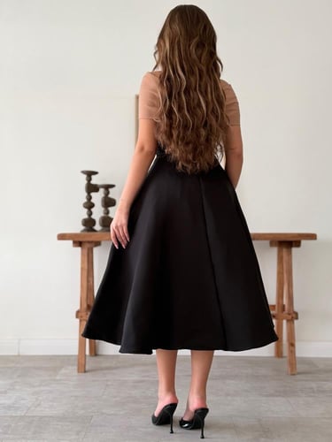 فستان ميدي أسود بياقة أوف شولدر