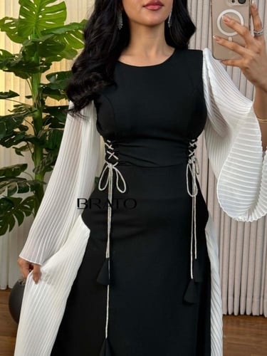 فستان اسود مع سكري بتكسيرا من الجنب