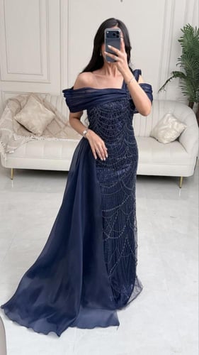 فستان برغندي مطرز بالخرز مع وشاح