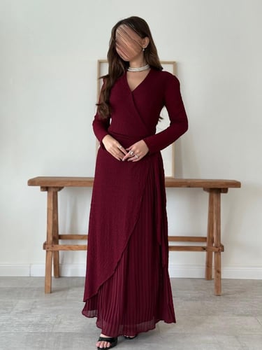 فستان عنابي بتصميم ملفوف