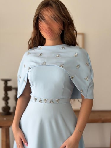 فستان ميدي سماوي بياقة دائرية وكاب قصير