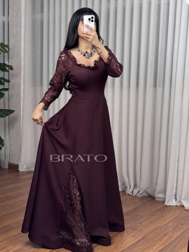 فستان برغندي بأكمام دانتيل وفتحة ساق جانبية