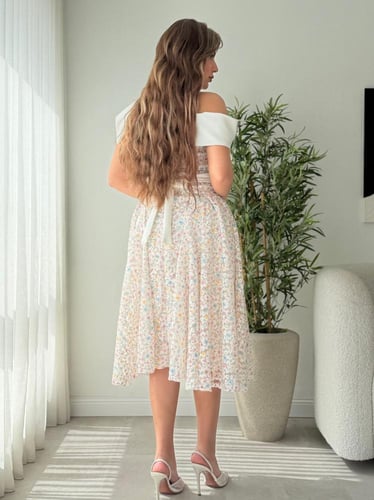 فستان ميدي أبيض مورد بدانتيل مفرغ للسن المحير