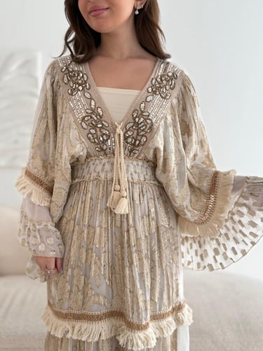 جلابية كتان فاخرة بتطريز تراثي وأكمام واسعة - لون...