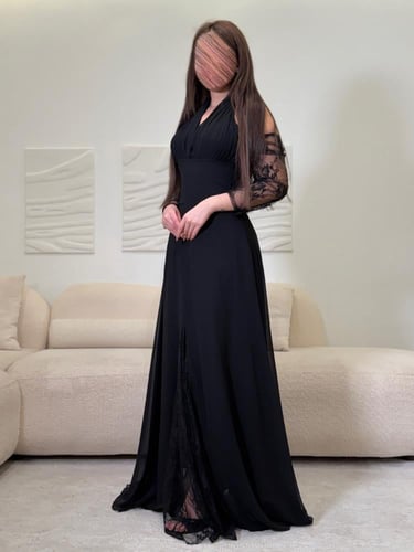 فستان سهرة أسود طويل بياقة مكشوفة