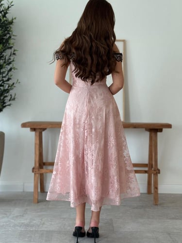 فستان أوف شولدر" من الدانتيل الفرنسي الوردي بتطريز...