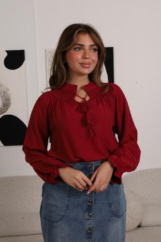 بلوزة عودي بربطة على الصدر