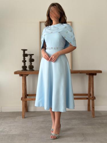 فستان ميدي سماوي بياقة دائرية وكاب قصير