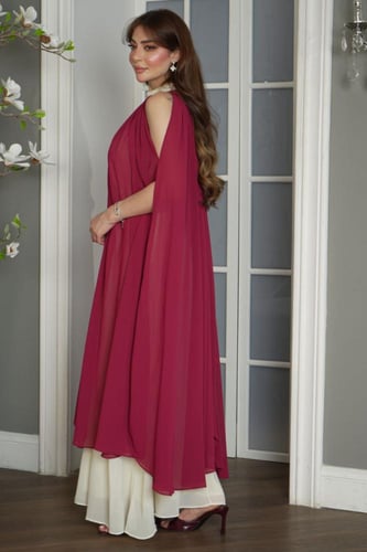 فستان شيفون بطبقتين مع كاب منسدل