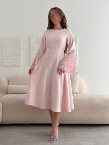 فستان ميدي وردي بياقة دائرية وأكمام بليسيه