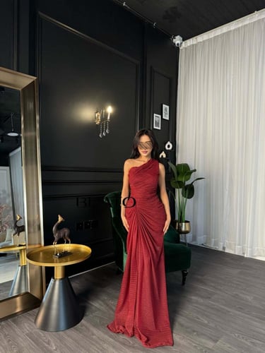 فستان احمر لمعه بقصه انيقة وحديثة