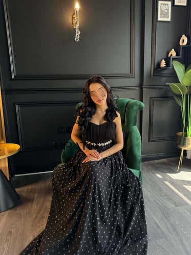 فستان اسود ناعم بتطريز فضي