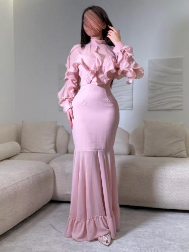 فستان وردي طويل بياقة عالية وأكمام كشكش