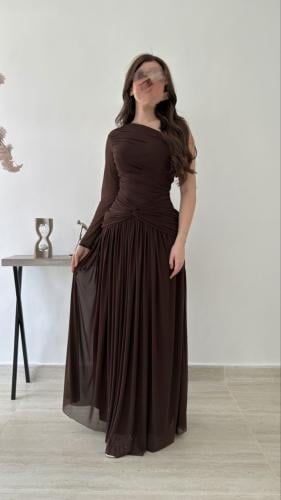 فستان تل ناعم بني بكتف واحد وتصميم كسرات درابيه يب...