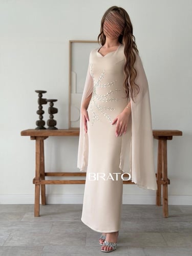 فستان نيود بأكمام كاب شيفون وتطريز كريستالي