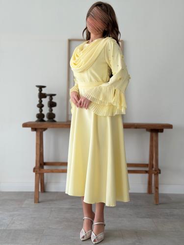 فستان ميدي أصفر بياقة منسدلة وأكمام مزينة