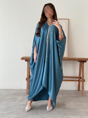جلابية حرير بفتحة صدر V مزينة بنثرات الكريستال الل...