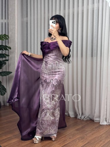 فستان أبيض عاجي بطبقات ريشية