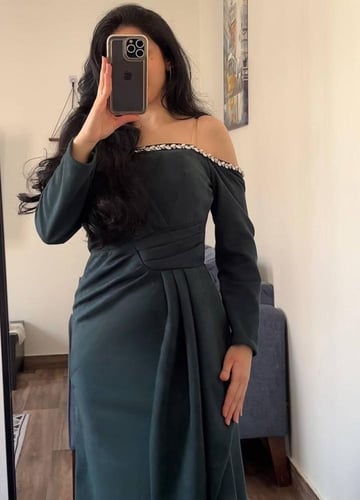 فستان زيتي أوف شولدر بياقة كريستال