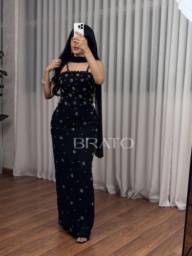 فستان أسود مرصع بزهور كريستالية