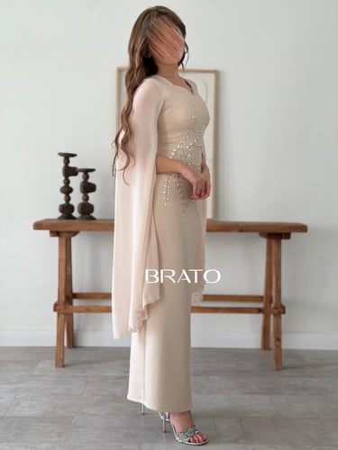 فستان نيود بأكمام كاب شيفون وتطريز كريستالي