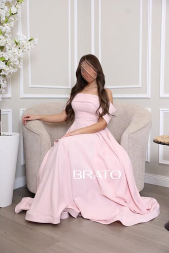 فستان وردي فاتح أوف شولدر